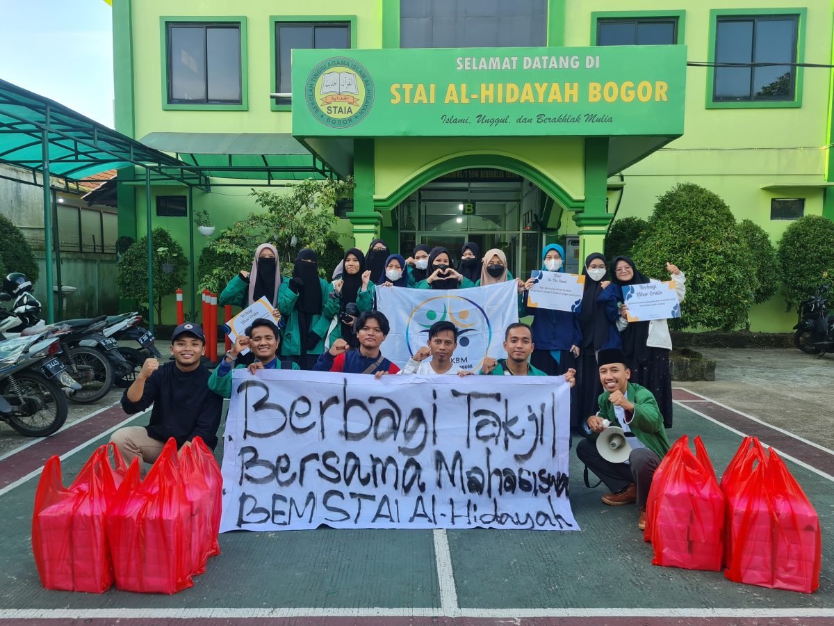 BEM STAI Al-Hidayah Bogor Bagikan Ta’jil untuk Masyarakat dalam Aksi Kemanusiaan